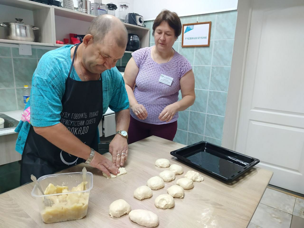 На «Учебной кухне» саратовских пенсионеров учили печь пирожки с яблоками